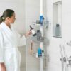 Giá kệ góc treo dụng cụ nhà tắm loại chống sàn và trần Simplehuman BT1062